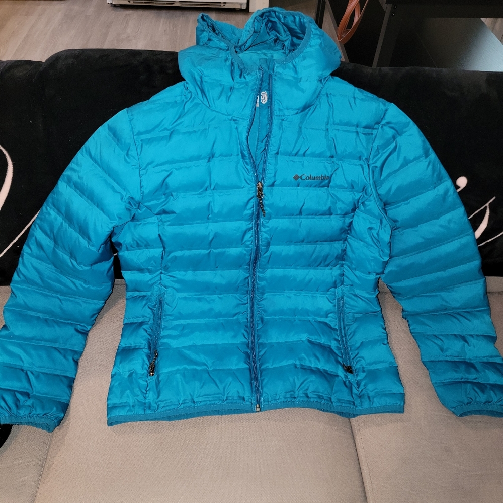 Ladies Columbia Jacket, excellent condition, smoke free, pet free home, size lg.